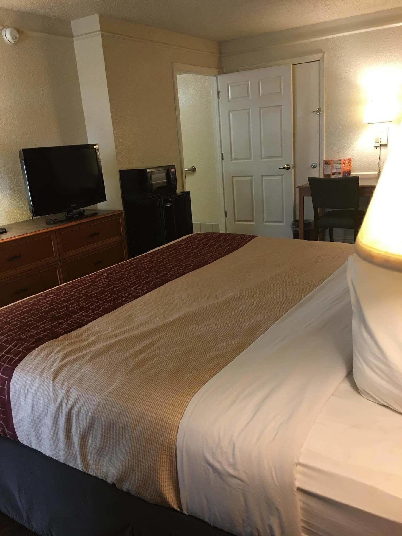 Red Roof Inn Houston East I-10 Dış mekan fotoğraf