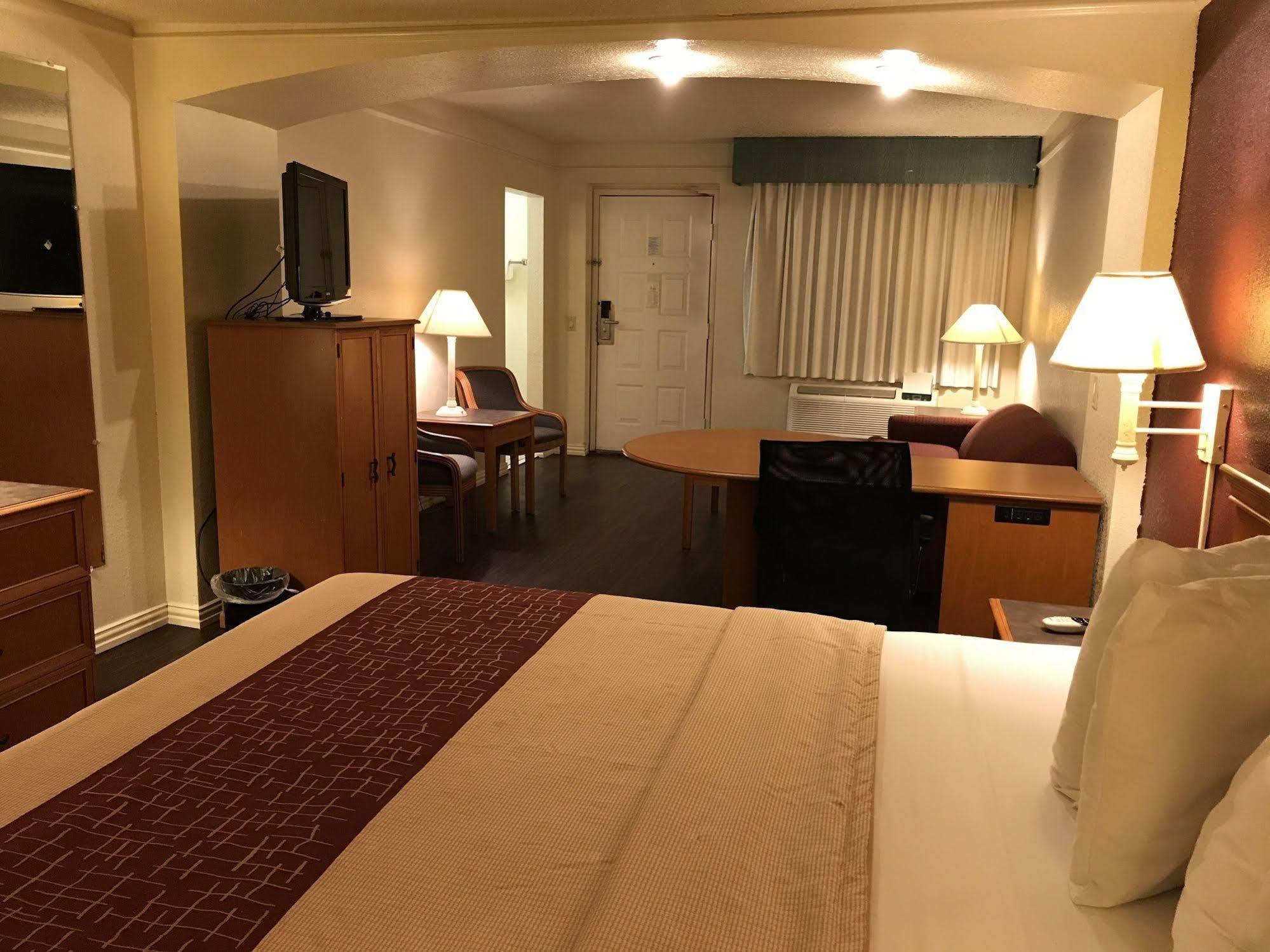 Red Roof Inn Houston East I-10 Dış mekan fotoğraf